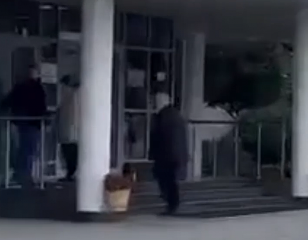 VIDEO // Vladimir Voronin a plecat din țară. Acesta a fost surprins la aeroport
